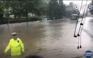 北京近日连降暴雨 总有人在风雨中为你守护