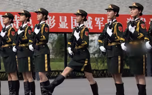 3分钟不眨眼、晒出“阅兵腿”！夜探女兵宿舍，我们发现了她们修炼秘密