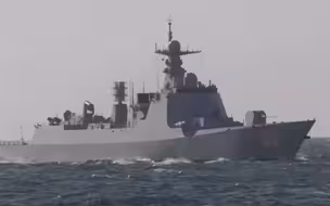 改进型052D驱逐舰亮相北海舰队训练 甲板加长可起降反潜型直20