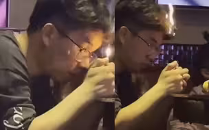 北京一男生好奇打火机火苗拿起把玩 却因头发太长引火烧头发