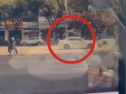 浙江湖州一路人骑车横穿马路被撞飞，空中翻滚后重重落地 事发瞬间曝光