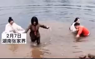 都市报道【又见低俗婚闹！伴郎抱着伴娘扔河里 还拉着不让爬上来！】