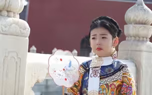 5岁女孩喜欢看《甄嬛传》，妈妈带去故宫拍同款写真，结果天气太热被累哭……