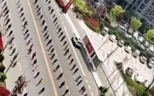 江苏一小区核酸检测现场，四支队伍宛如长龙，太壮观了！