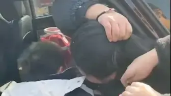 妈妈返城打工儿子哭喊不要走：抓着母亲的头发头发哭得撕心裂肺