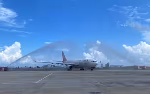 “过水门” 献玫瑰 马尔代夫旅游部长亲赴机场欢迎中国游客