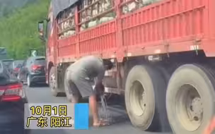 都市报道【国庆高速上堵车 ，货车司机下车淘米做饭 】