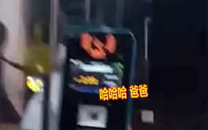 妈妈接女儿放学，巧遇公交车司机爸爸，孩子上车超兴奋笑声太治愈