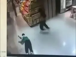 疑孩子在盒马鲜生摔倒没人扶，妈妈砸店讨说法，盒马鲜生：可以走法律途径