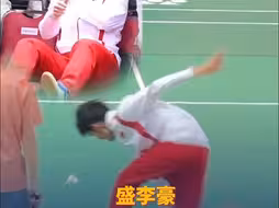 盛李豪打羽毛球仿佛手脚刚被“驯服”，樊振东一旁观战现场爆笑。
