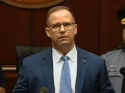 FBI发布会：枪手开枪前，执法人员未发现其在屋顶