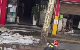 餐馆后厨着火，消防员转移14个煤气罐，辛苦了！