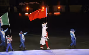 五星红旗被运动员高高举起