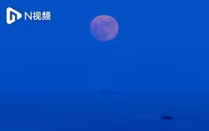 中秋前夕广东汕头圆月升起，水波粼粼万里同流光