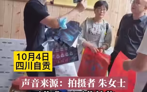 医生回家过节探亲，免费帮满屋乡亲们看CT片，拍摄者：很感激。