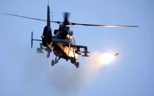 燃！实拍我军无人机高空侦察引导武装直升机低空掠海突防攻击