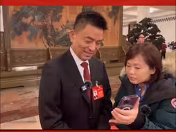 刘永好视频连线贵州农村创业大学生解答养猪问题：我也是猪倌