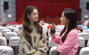 跟着孙雨彤探访春晚彩排现场 猜猜看希林娜依·高和黄霄雲此刻在后台干什么？