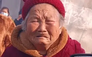 #八旬老夫妻含泪送抱养的闺女出嫁，母亲趴着车窗久久不愿松手