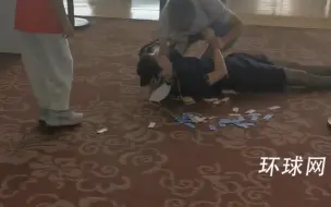 机场女工作人员突然晕倒，旅客大叔绅士施救
