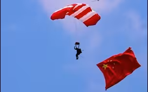 数面五星红旗在空中飘扬！空降兵用特有方式祝祖国生日快乐！