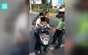 中学生骑摩托被拦截，暴雨梨花式哭泣求警察放过