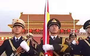 心潮澎湃！2022年第一天，伴随着新年第一缕阳光，鲜艳的五星红旗冉冉升起！2022，中国会越来越好！