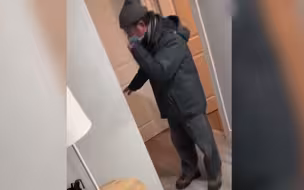 美国亚裔老人将吵闹房客赶出民宿，遭黑人青年猛扇耳光