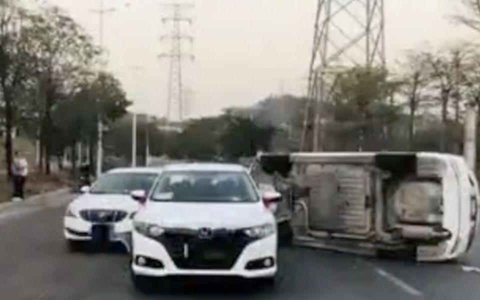 男子喜提新车刚上路就被撞 肇事者竟是自己老婆