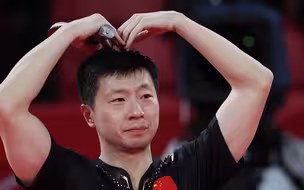 巅峰对决！马龙4：2获乒乓男单金牌，樊振东获银牌，中国一天内3次包揽金银牌！