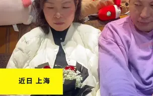 男子和爸爸买同款玫瑰送爱人 花束大小对比悬殊 爸爸尴尬了!