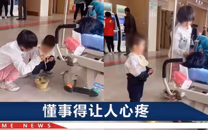 母亲无力躺在病床上，小姐弟蹲在床边陪护，下一个动作直戳泪点