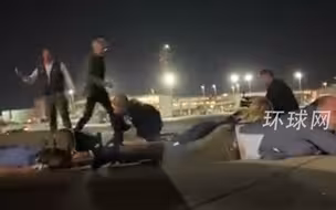 德国总理代表团正准备离开以色列，因警报响起被迫趴在地上，双手抱头躲避空袭