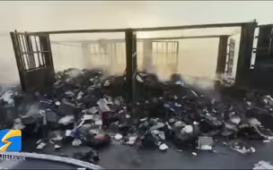 亲，你的快递可能被烧了…京港澳高速信阳段一快递车着火