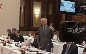 中美知名人士论坛开始前，崔天凯大使聊华为手机最新功能，并在会场自拍