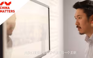 英国小伙慕名参观清华大学艺术博物馆：“中华5000年历史太棒了！”