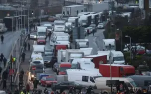 英国进入封城第四天，大量司机滞留边境，一度与警察扭打成一团
