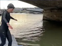 法国体育部长谈塞纳河游泳后感受，“一切都好，没有副作用，没有起皮疹”