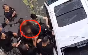 小轿车失控坠河 众人合力抬车救人