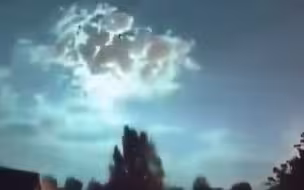 土耳其绿色流星划过夜空 一瞬间巨响“爆炸”将天空照成魔幻绿色