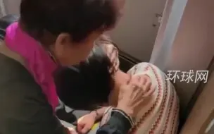 高铁上乘客突然晕倒，82岁老中医跪地救人