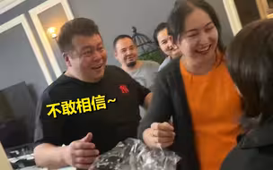 孩子突然出现在家门口 一家人瞬间惊呆 爸爸妈妈的反应心酸又幸福
