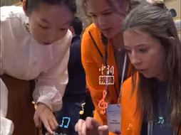 美国华盛顿州中学生赴华交流团到北大参访 中美学生共抚古琴奏唱《我和你》