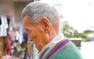 54年如一日：95岁老人坚持每日在院子里升旗