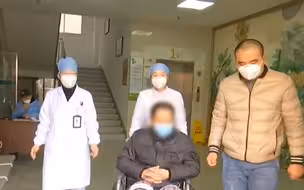抗疫最前线|20天救治 全国首例危重症患者出院：最想回家看孙子