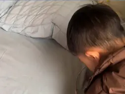 两岁小宝宝看到充电器冒烟，妈妈用心听孩子讲话及时止损