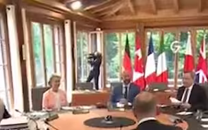 英首相在G7峰会上建议脱掉外套，展示“肌肉”