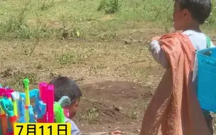 两男孩顶着烈日卖水枪，却被一阿姨当反面教材教育自己小孩，网友看着好心疼