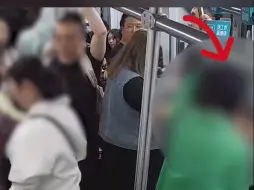 男子乘地铁因座位问题殴打女乘客并趁关门时逃跑，被行拘