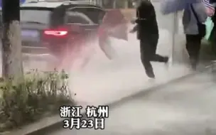 男子雨天等公交，被疾驰而过的车溅一身，结局令人舒适